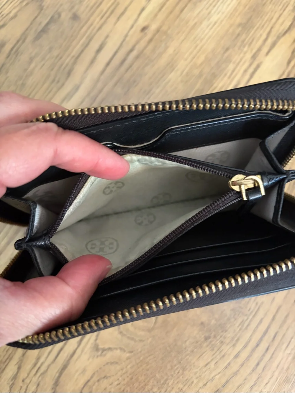 TORY BURCH Robinson perforated micro continental zip wallet black